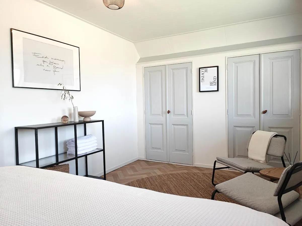Guesthouse At The Amstel River With 2Br 2Ba And Garden Amstelveen