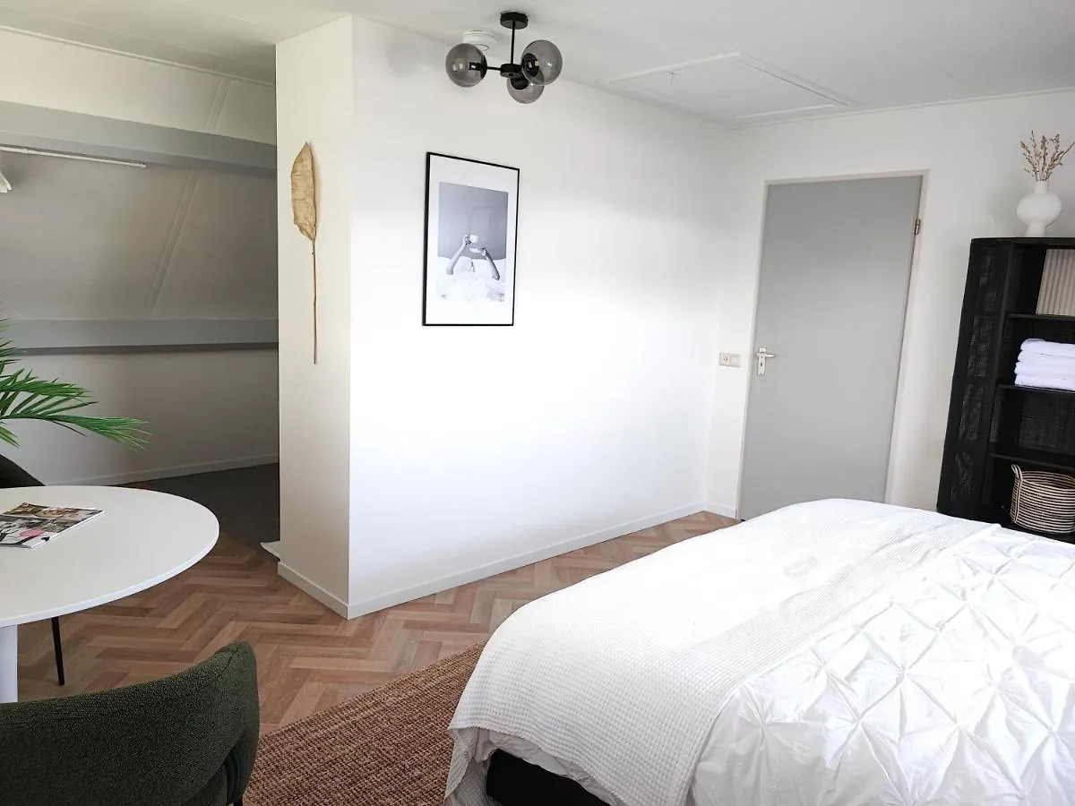 Guest house Guesthouse At The Amstel River With 2Br 2Ba And Garden Amstelveen Netherlands