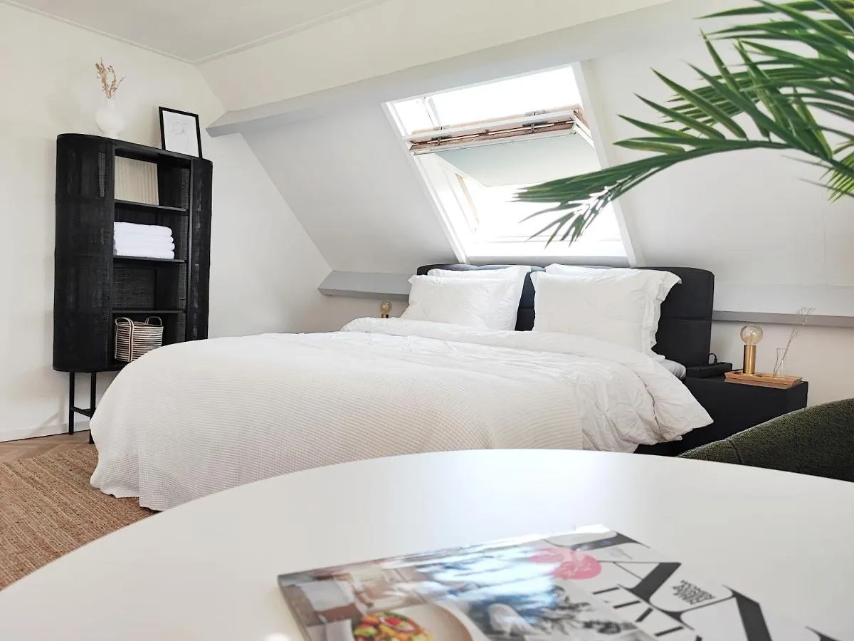 Guesthouse At The Amstel River With 2Br 2Ba And Garden Amstelveen